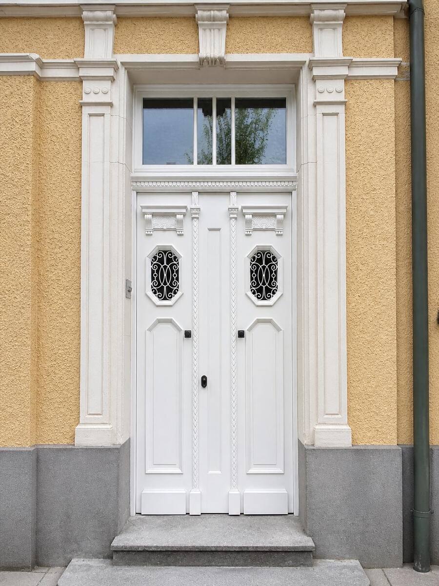 Restauration d'une porte d'entrée classique blanche