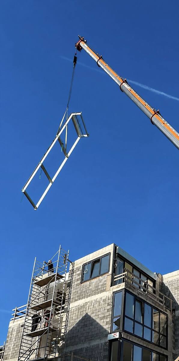 Levage d'un cadre de fenêtre par grue