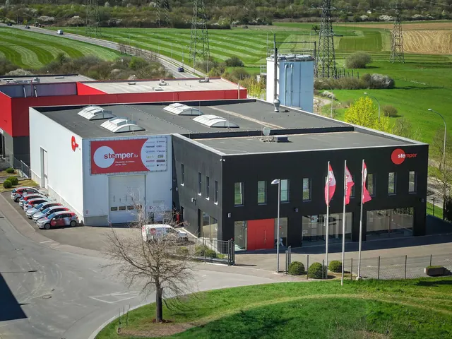 Vue drone rapprochée de la façade du showroom Stemper