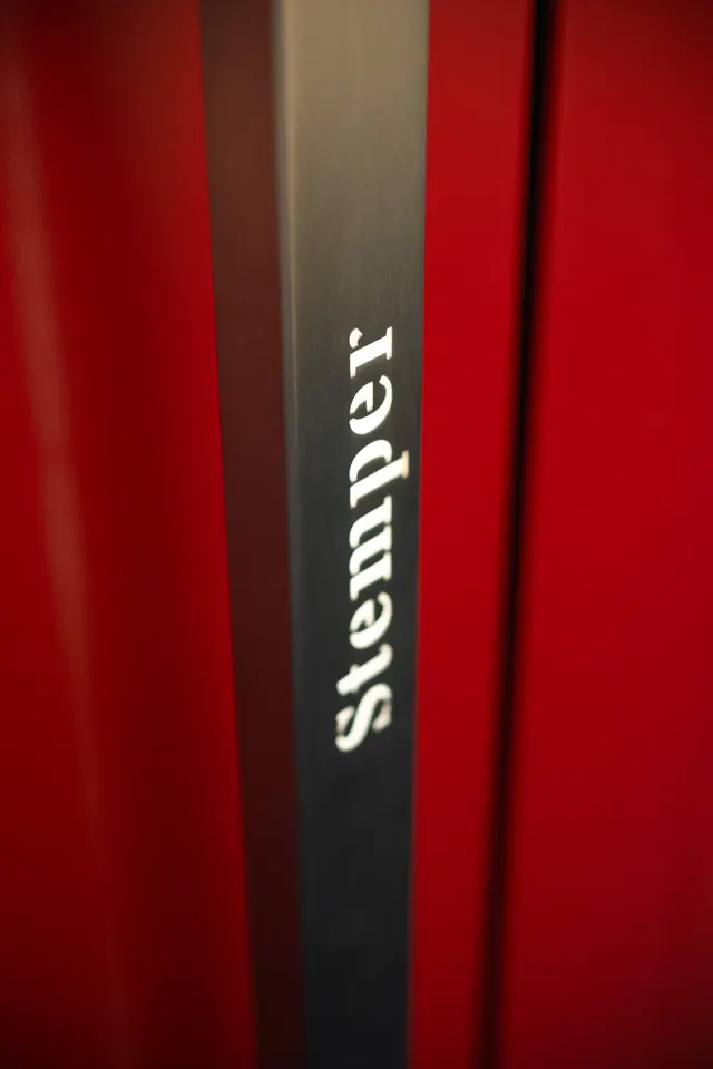 Enseigne verticale Stemper sur la façade du showroom