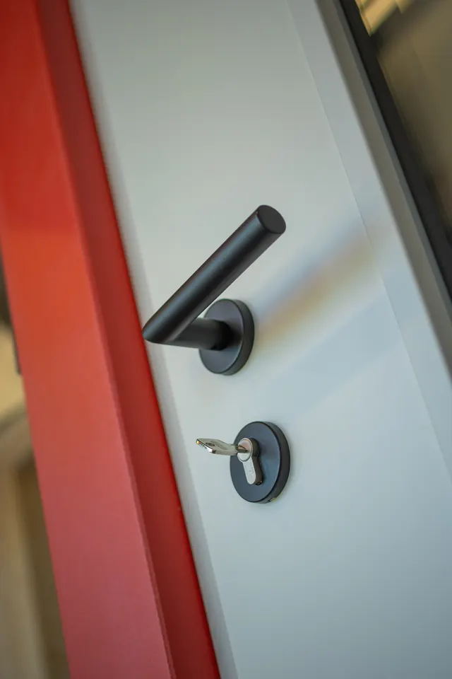 Détail d'une poignée et serrure de porte d'entrée exposée