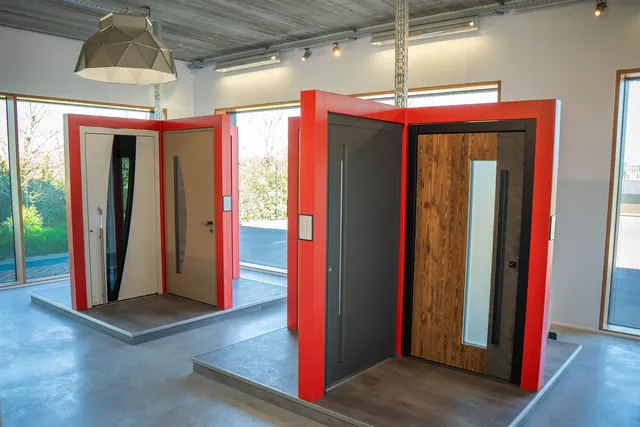 Allée d'exposition des portes d'entrée du showroom Stemper