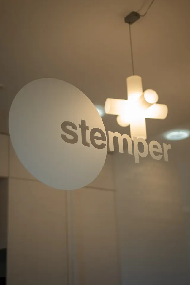 Logo Stemper dans les espaces intérieurs de l'entreprise
